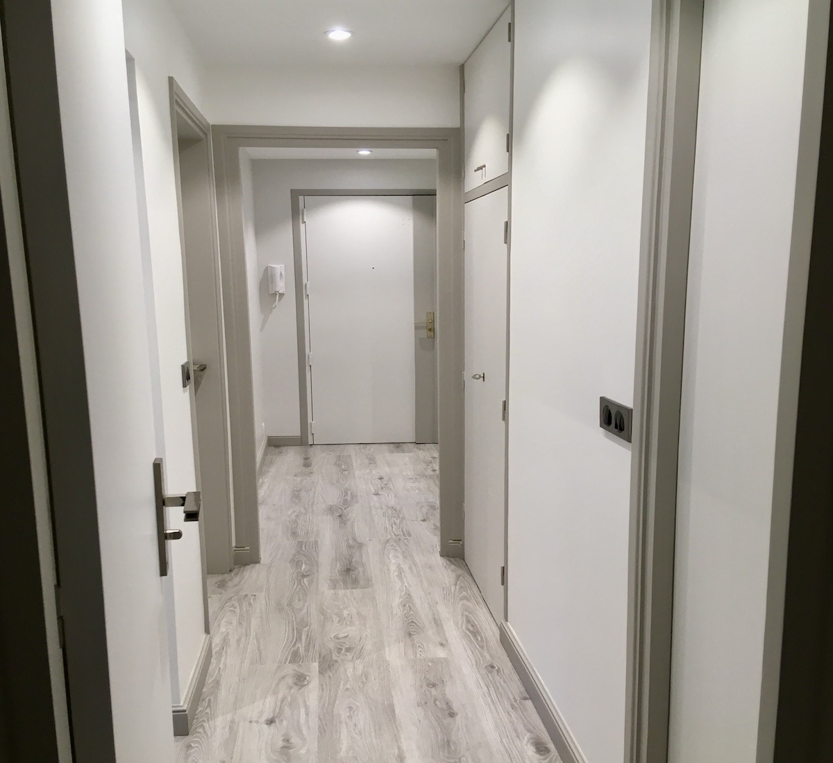 rénovation intérieure d'un couloir et d'une entrée avec des finition soignées, réalisé à Courbevoie - Hauts-de-Seine