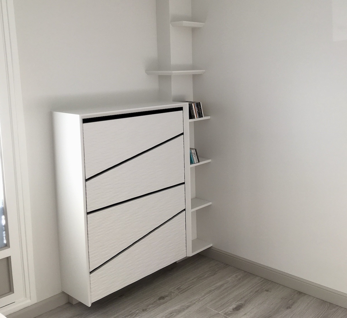 cache radiateur sur-mesure design, en bois sculpté et peint, comportant des étagères décoratives, réalisé à Courbevoie (92)