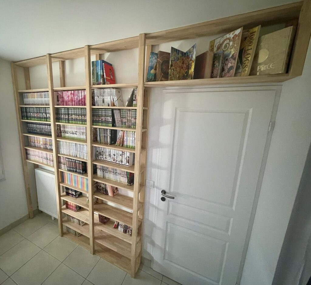 mangathèque sur-mesure en hévéa massif, intégrant un radiateur, dans ce projet de meuble personnalisé réalisé à Ermont (95)