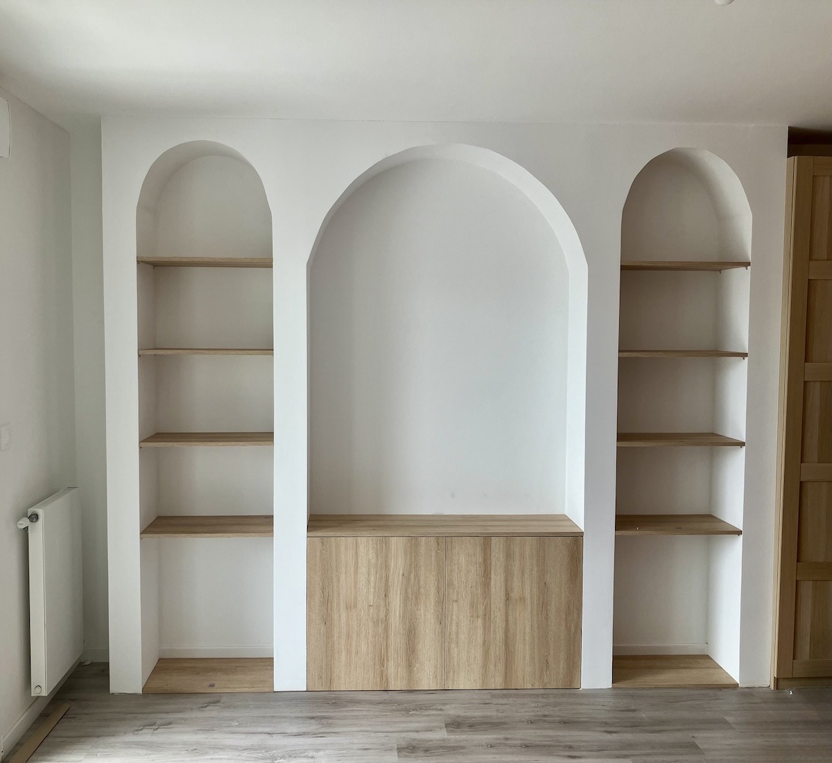 meuble TV et étagères décoratives encastrées sur-mesure, revêtement imitation chêne, meuble personnalisé réalisé à Asnières-sur-Seine (92)