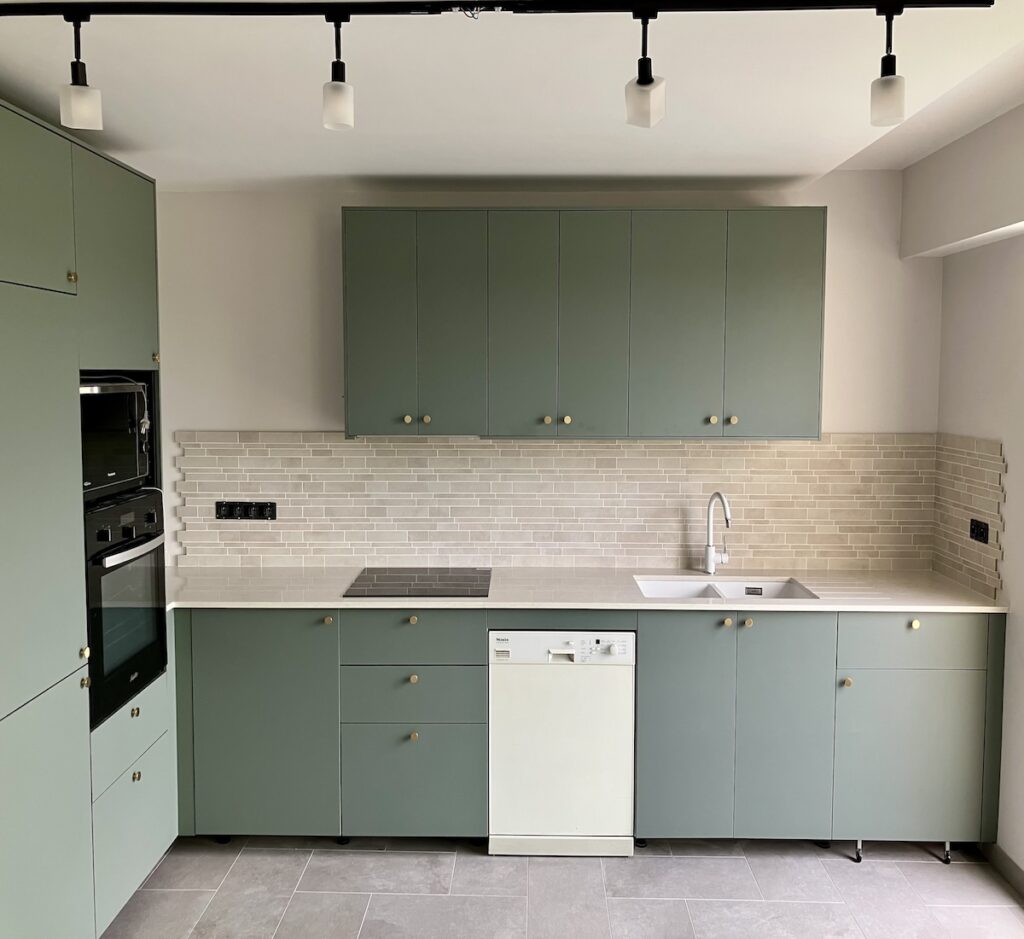 aménagement intérieur d'une cuisine équipée, crédence en mosaïque et plan de travail en quartz sur-mesure, réalisé à Levallois (92)
