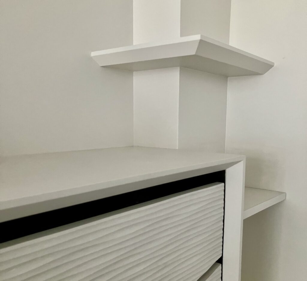 cache radiateur sur-mesure design en bois sculpté, étagères personnalisées réalisés à Courbevoie (92)