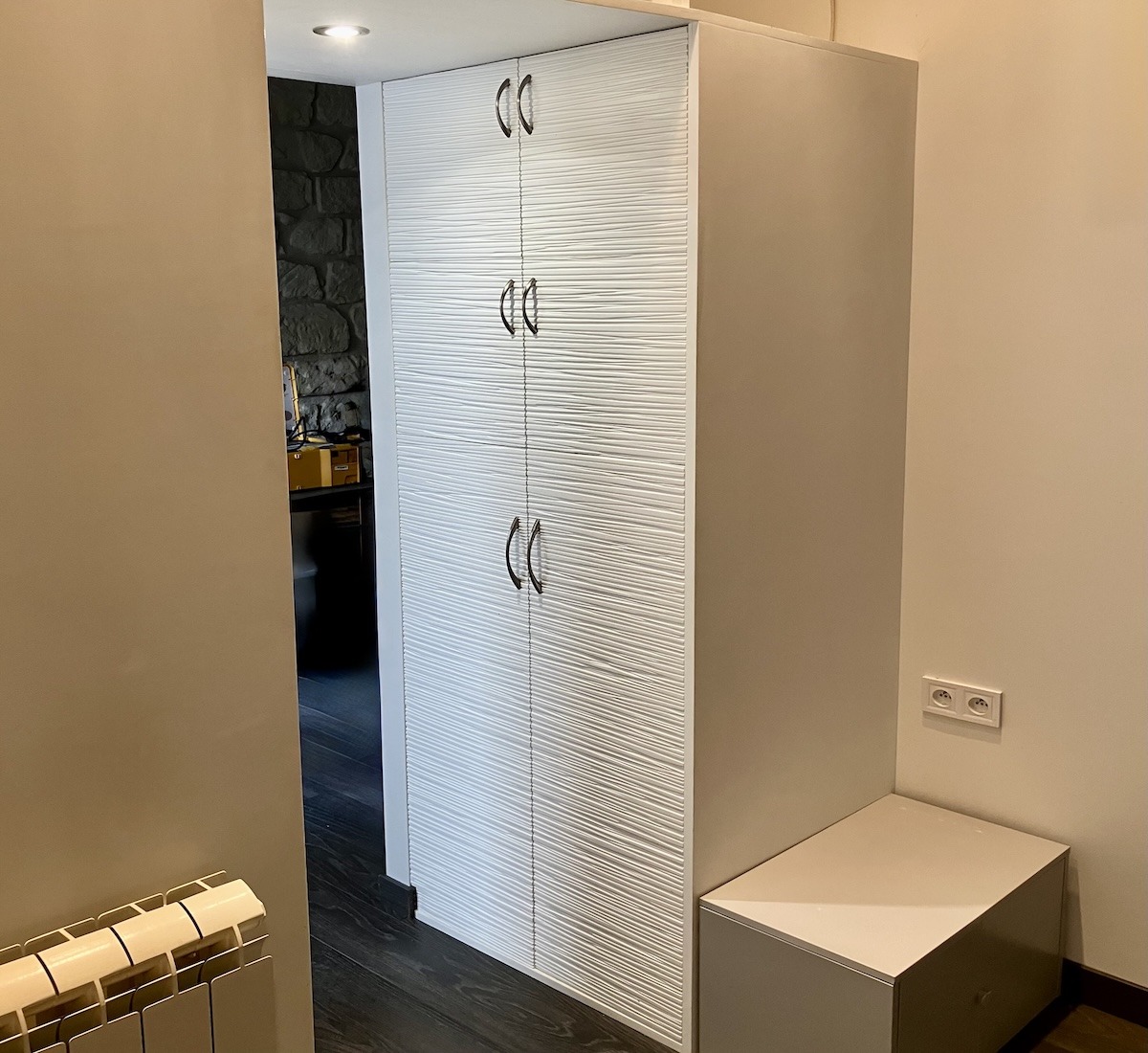 dressing sur mesure avec portes en bois sculptées et laquées réalisé à Bois-Colombes