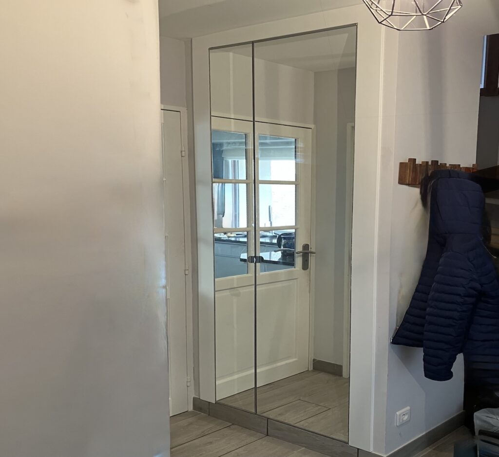 Dressing sur mesure encastré composé de portes miroir réalisé à Courbevoie (92)