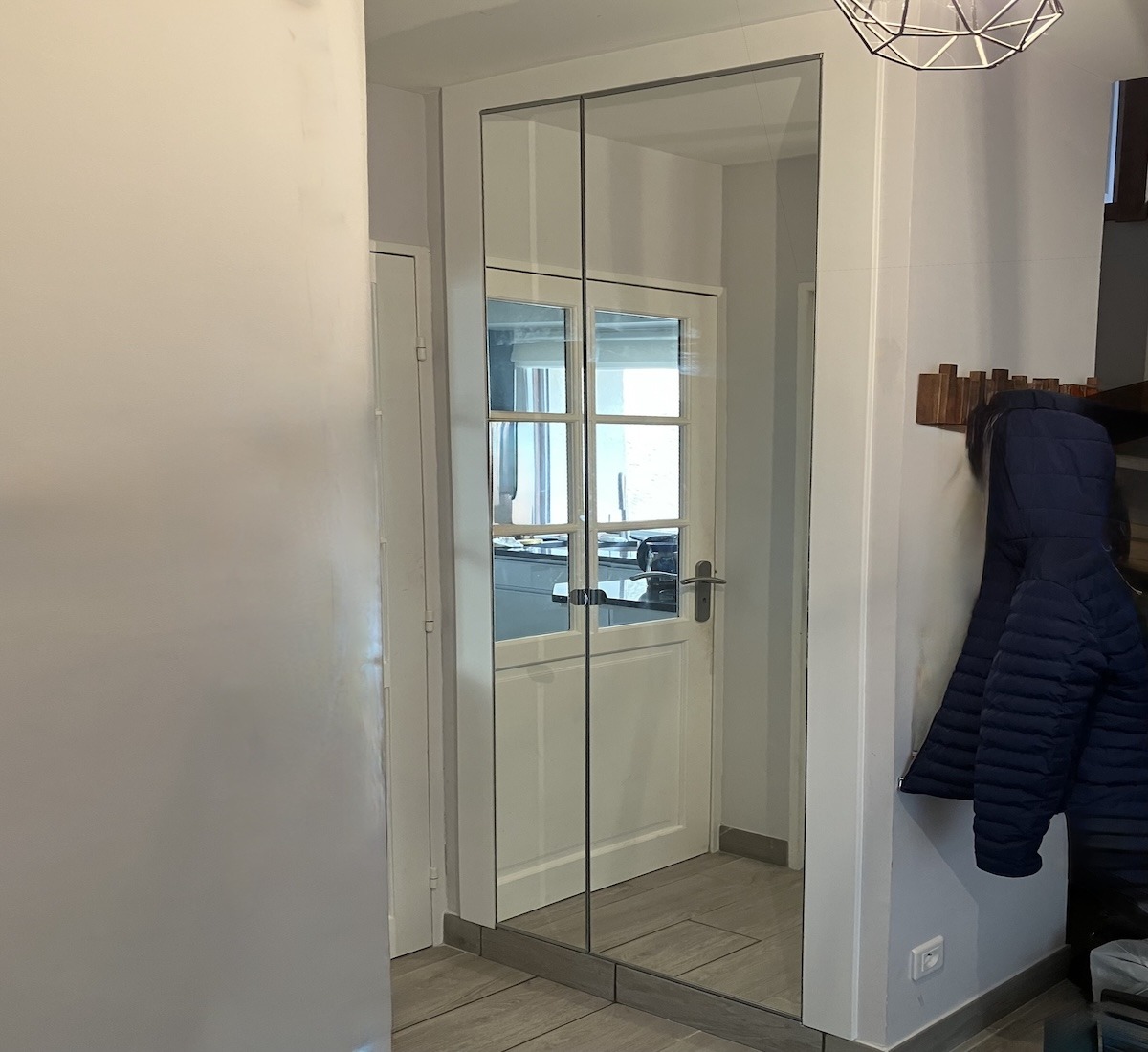 Dressing sur mesure encastré composé de portes miroir réalisé à Courbevoie (92)