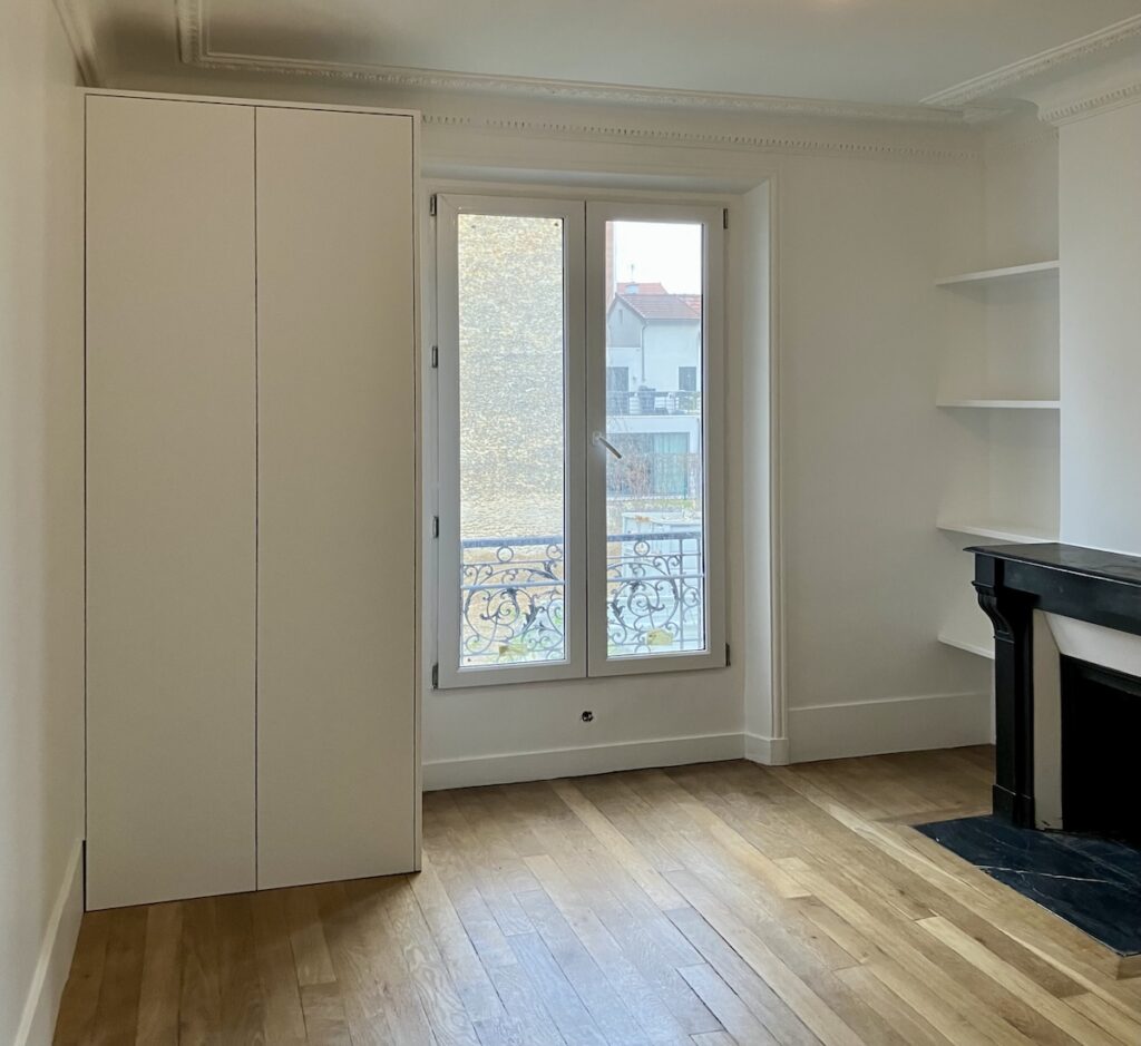 Dressing sur mesure aligné à la fenêtre dans la chambre – Asnières‑sur‑Seine