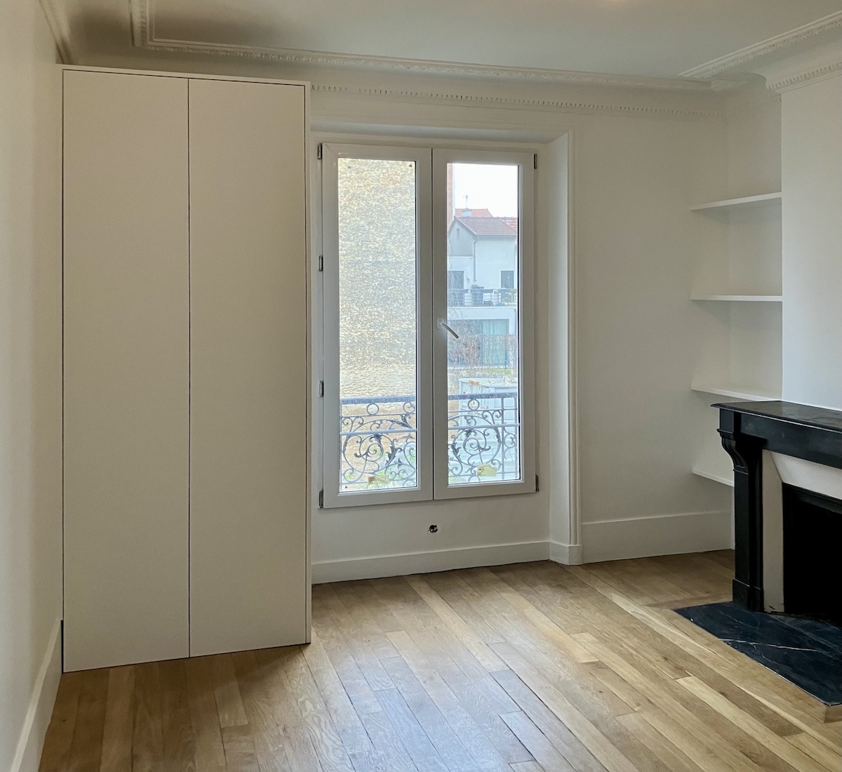 Dressing sur mesure aligné à la fenêtre dans la chambre – Asnières‑sur‑Seine
