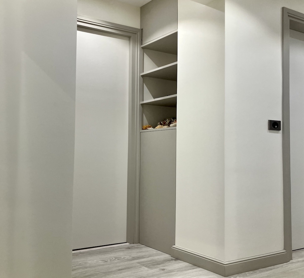 agencement sur mesure de placards encastrés avec des niches décoratives dans un appartement à Courbevoie