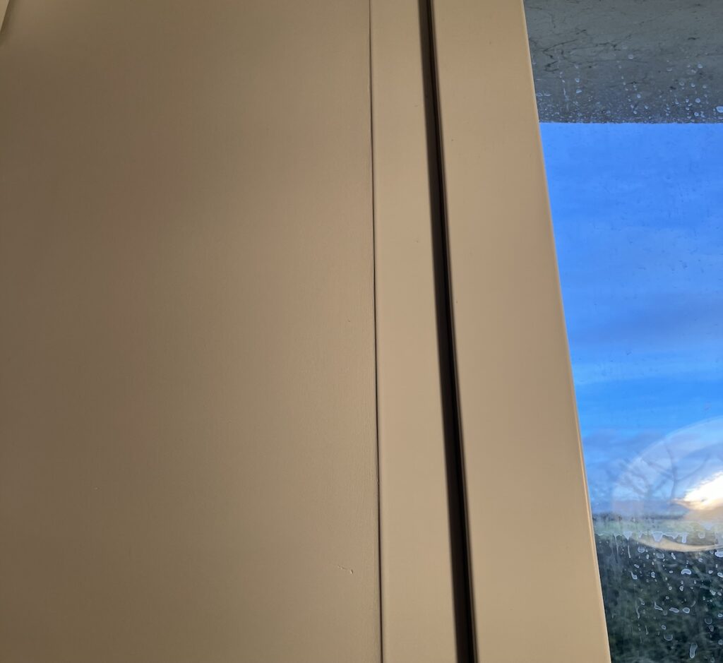 détail de la finition soignée d'un ratissage autour d'une fenêtre