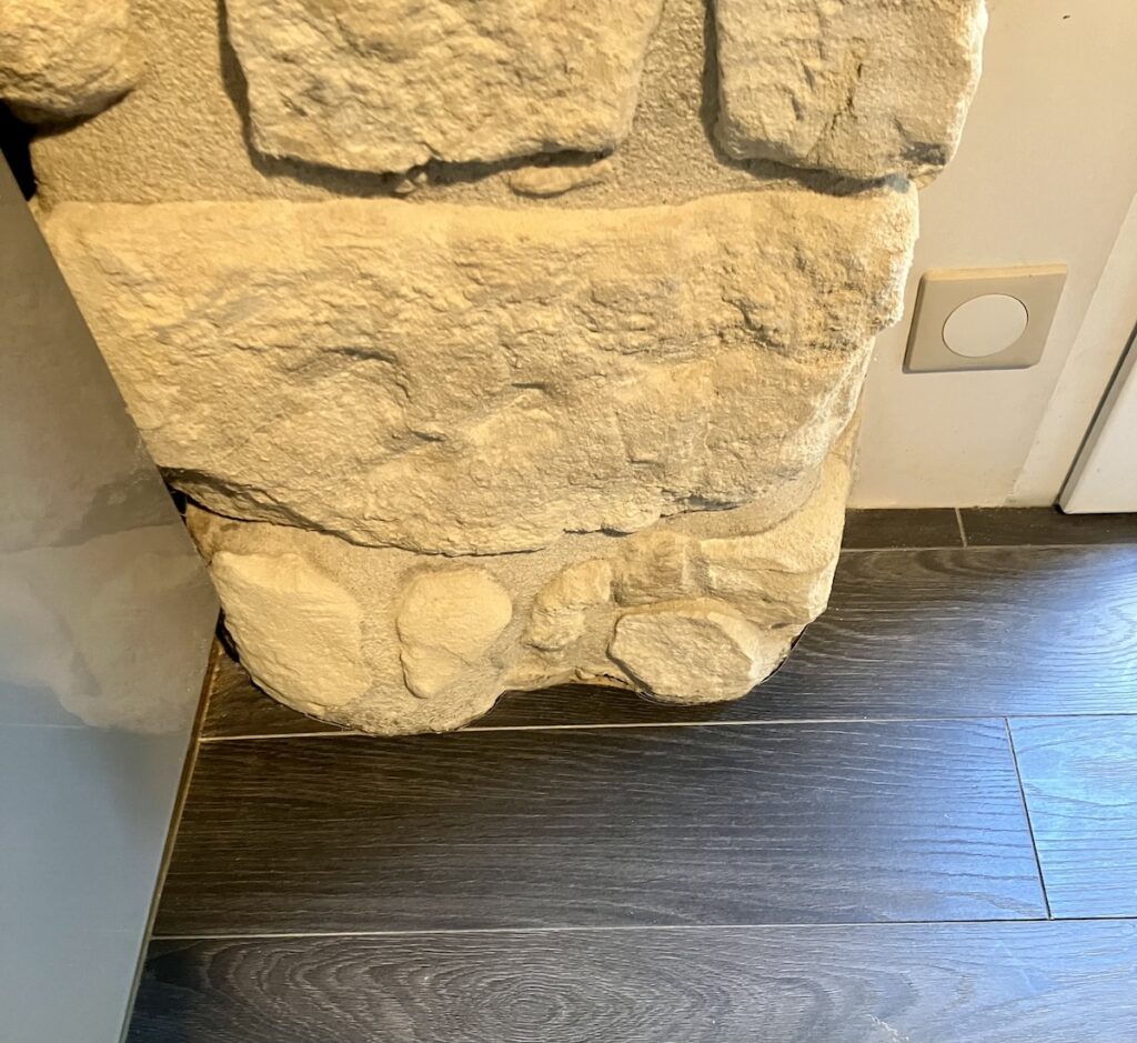 Parquet : ajustage précis autour d'un mur en pierre à Bois-Colombes