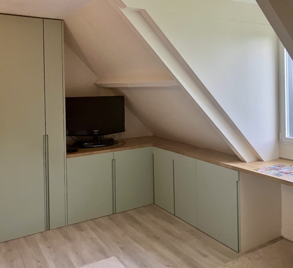 Agencement sous pente sur mesure réalisé dans une chambre sous combles à Chatou