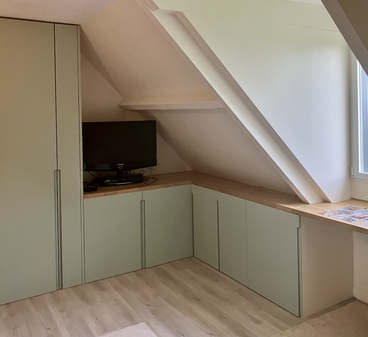 Agencement sous pente sur mesure réalisé dans une chambre sous combles à Chatou
