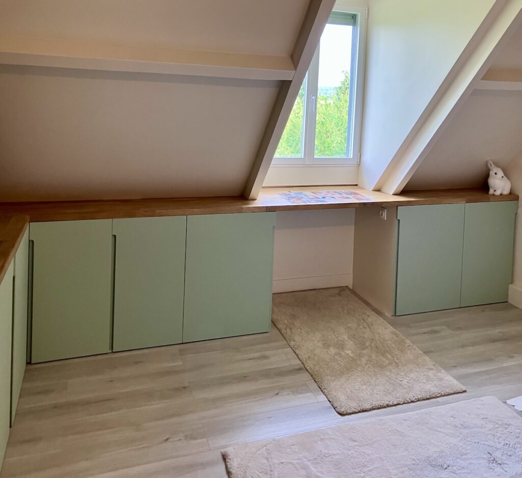 Aménagement de combles avec placards intégrés et bureau en chêne massif sur mesure près de Croissy-sur-Seine-sur-Seine