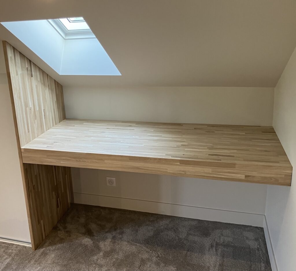 Bureau en chêne massif intégré dans une chambre mansardée à Saint-Gratien dans le Val d'Oise