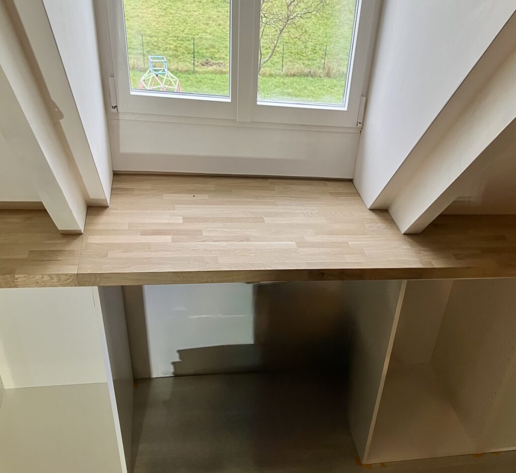 Bureau sur-mesure en chêne massif intégré dans la charpente, réalisé à Croissy-sur-Seine (78)