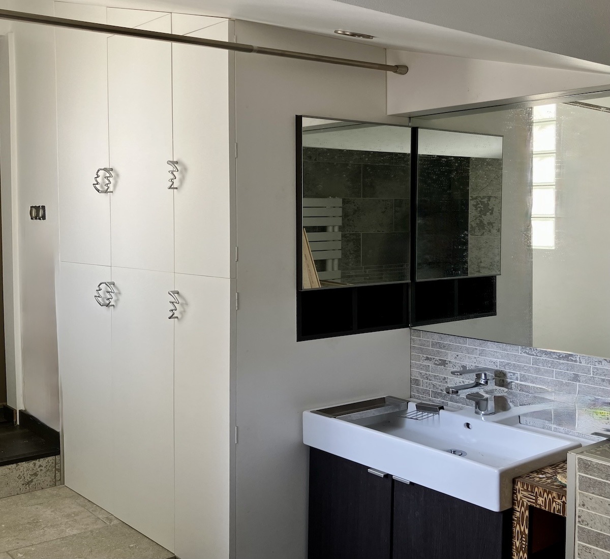 Dressings sous-pente sur-mesure, réalisés dans une salle de bain à Bois-Colombes dans les Hauts-de-Seine