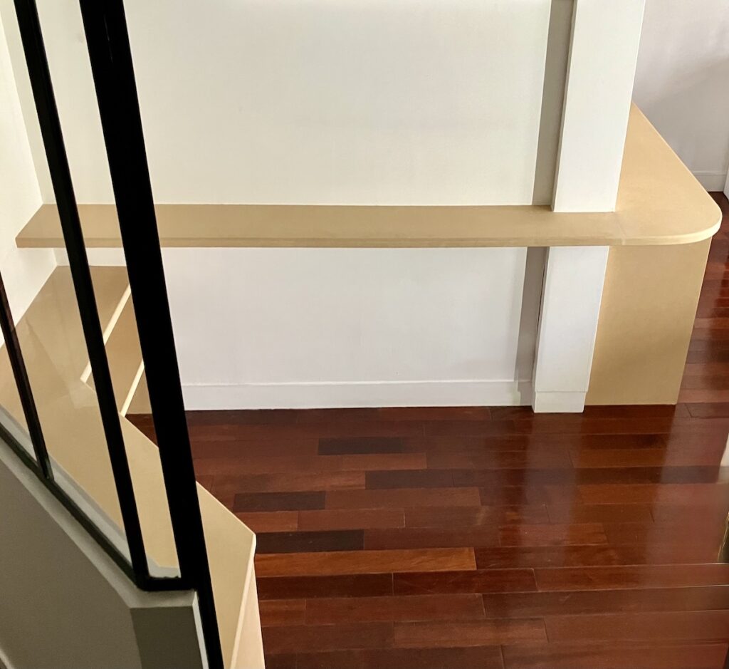 Fabrication d'une banquette d'angle et bureau sur-mesure dans un sas verrière réalisés à Puteaux (92)