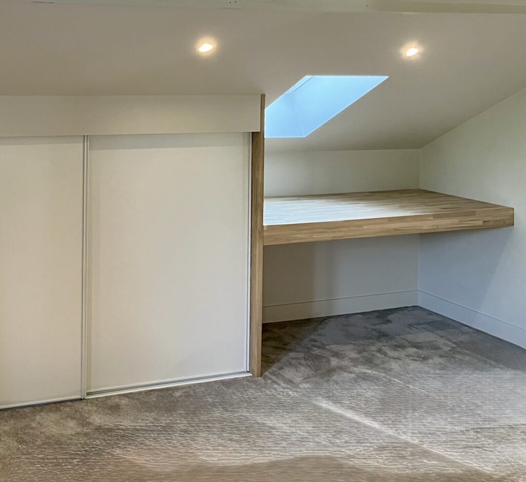 agencement de bureaux en chêne massif et dressing sous-pente sur-mesure, réalisé dans une suite parentale sous-comble à Ermont (95)
