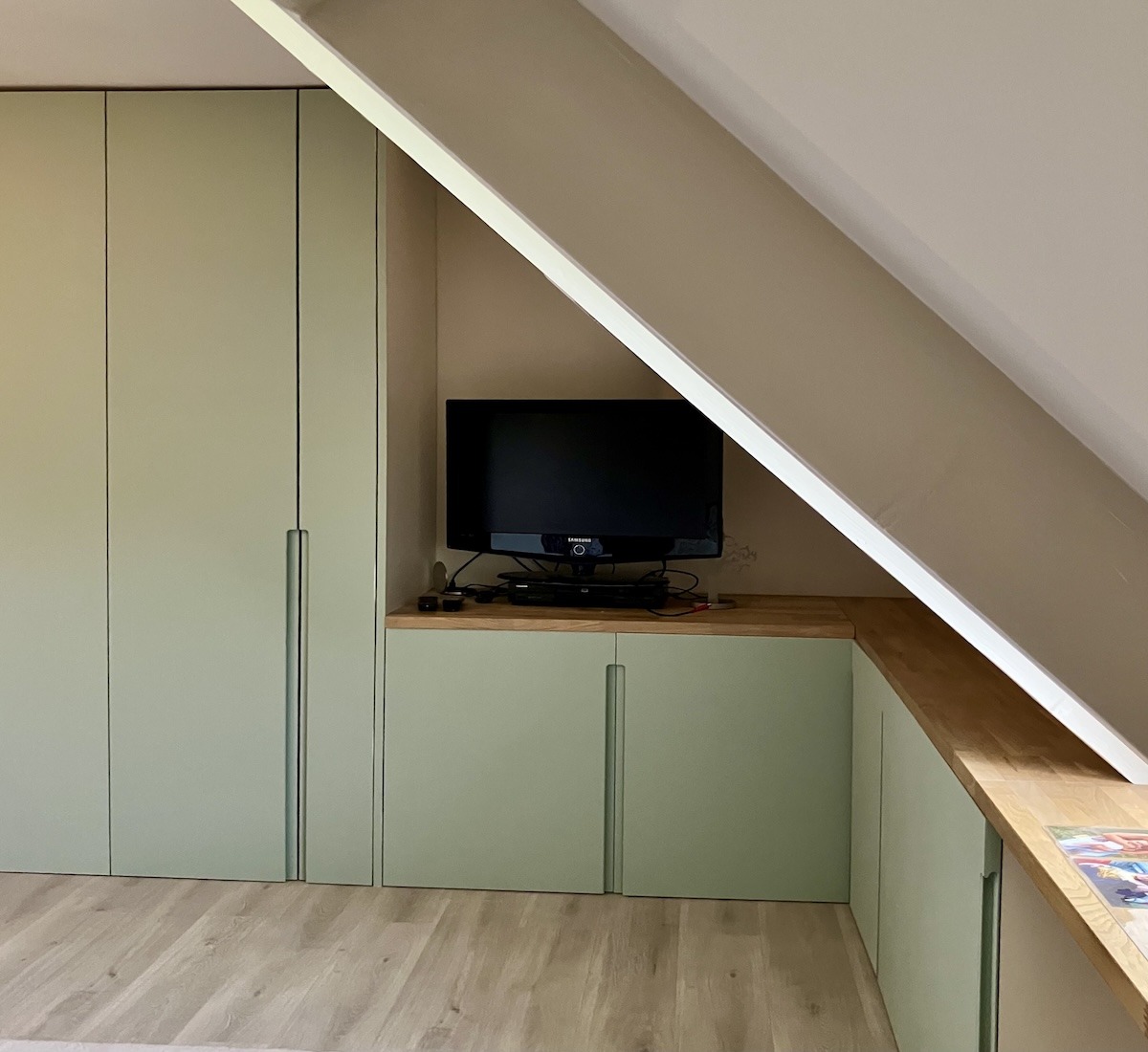 Rangements sous combles : dressing sur mesure, placards intégrés et bureau en chêne réalisés dans une maison dans les Yvelines