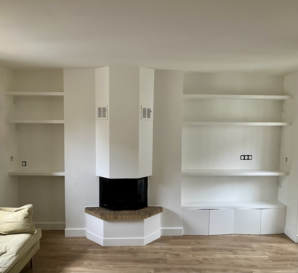 Meuble TV sur mesure avec placards intégrés et bibliothèque encastrée autour d'une cheminée, réalisé dans un appartement à Levallois-Perret (92)