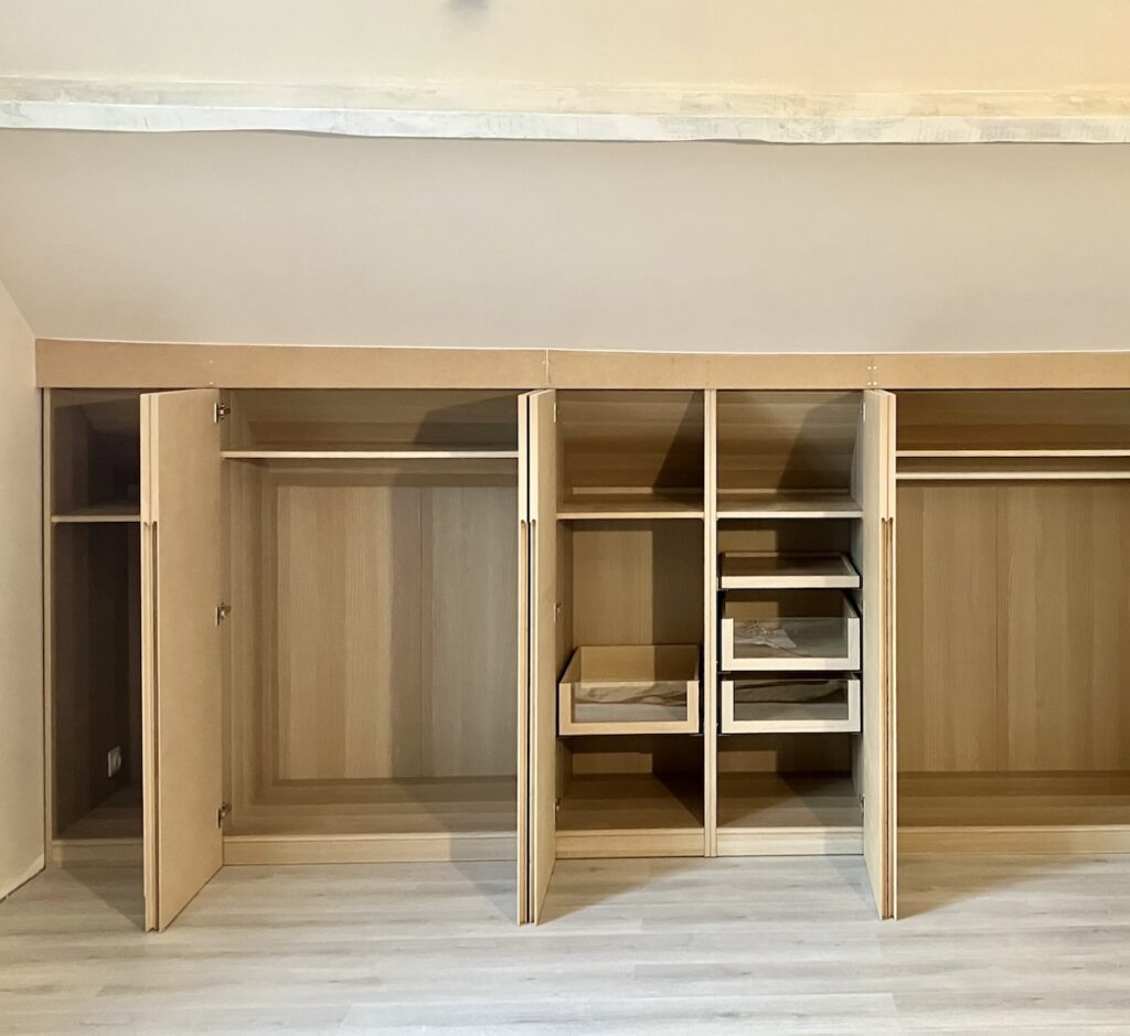 Agencement semi-mesure de l'intérieur de dressings dans une chambre dans des combles
