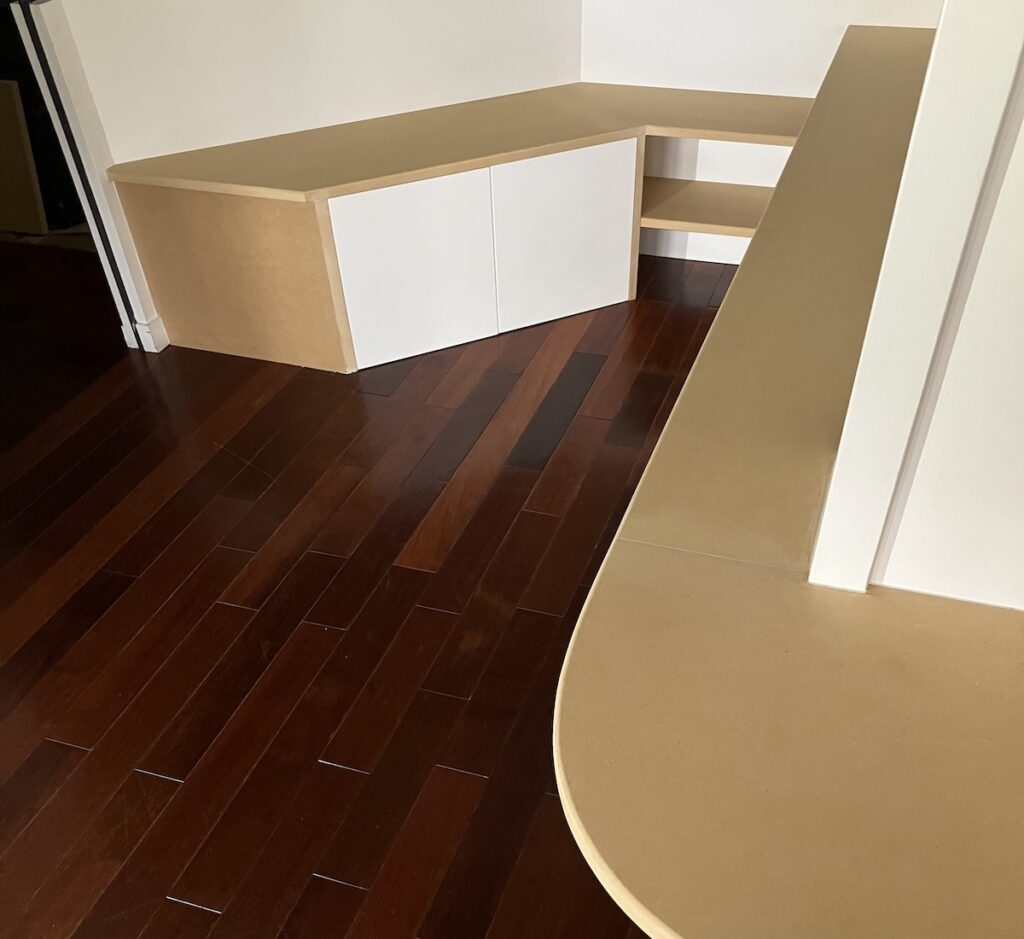 meubles sur-mesure composés d'une banquette d'angle et d'étagères décoratives personnalisées, réalisés dans un appartement