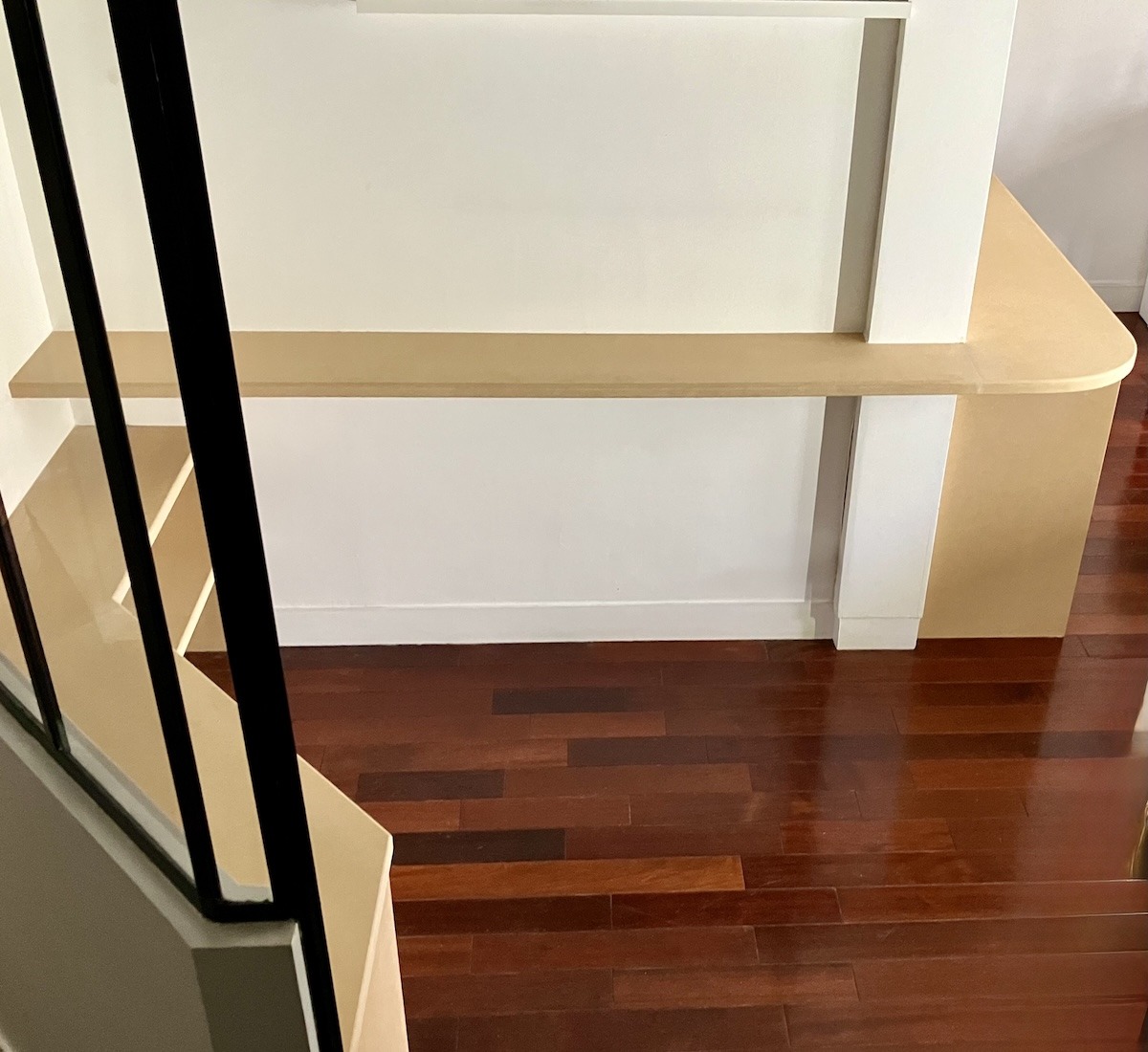 Agencement intérieur complet avec banquette d’angle, bureau sur mesure, étagères invisibles et verrière à La Garenne‑Colombes
