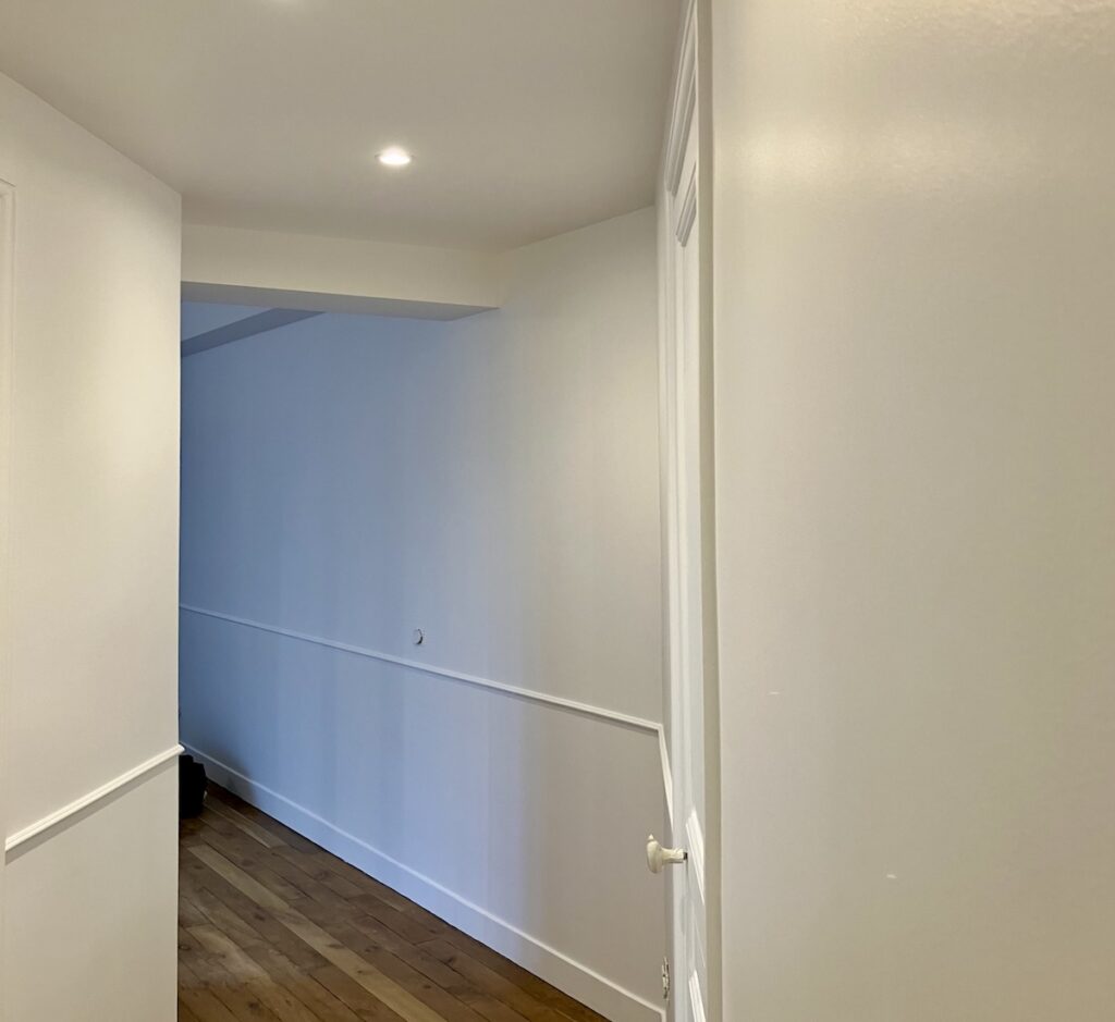 Couloir rénové avec finitions soignées dans un appartement à Asnières‑sur‑Seine