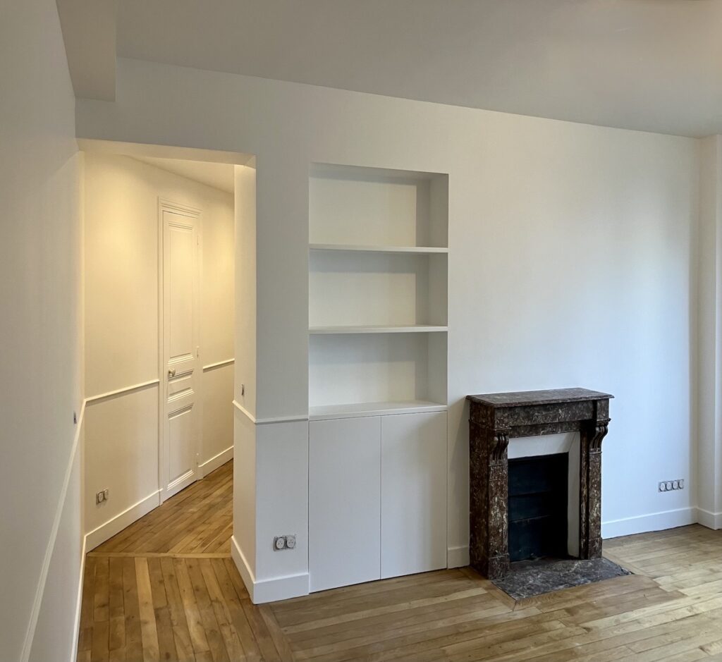 Placard sur mesure encastré dans une niche près d'une cheminée