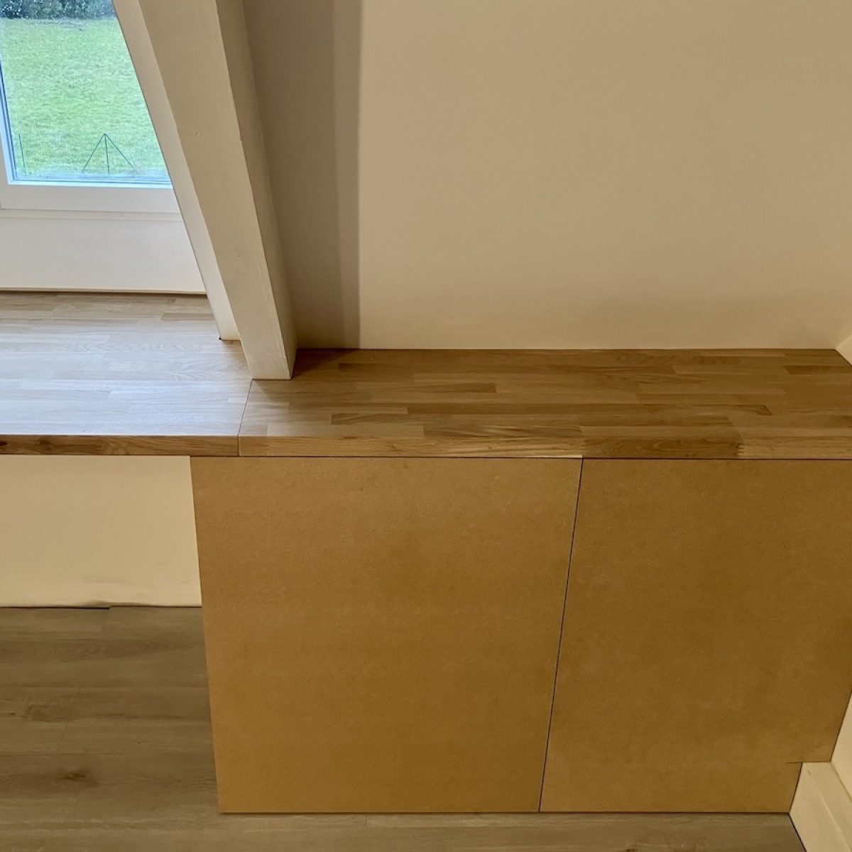 création d'un bureau en chêne massif et de placards sur-mesure dans des combles, réalisé à Chatou dans les Yvelines