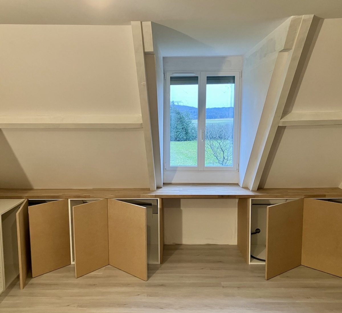 placard sur mesure avec portes battantes, réalisé dans des combles à Chatou (78)