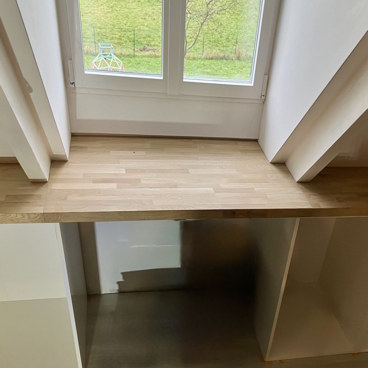 Bureau sur mesure en chêne massif intégré dans la charpente, réalisé à Croissy-sur-Seine (78)