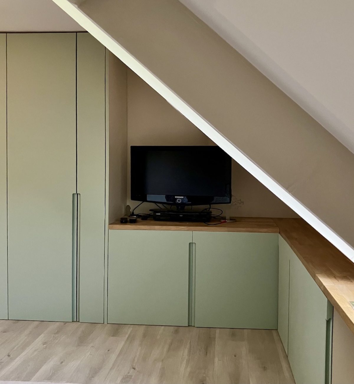 Rangements sous combles : dressing sur mesure, placards intégrés et bureau en chêne réalisés dans une maison dans les Yvelines