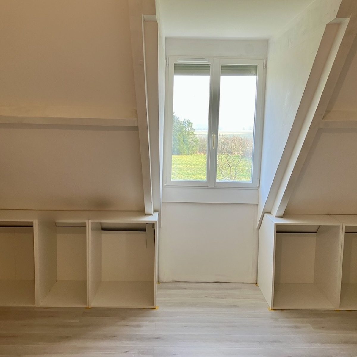 Agencement sur mesure de placards sous-pente, réalisé dans des combles à Croissy-sur-Seine - Yvelines