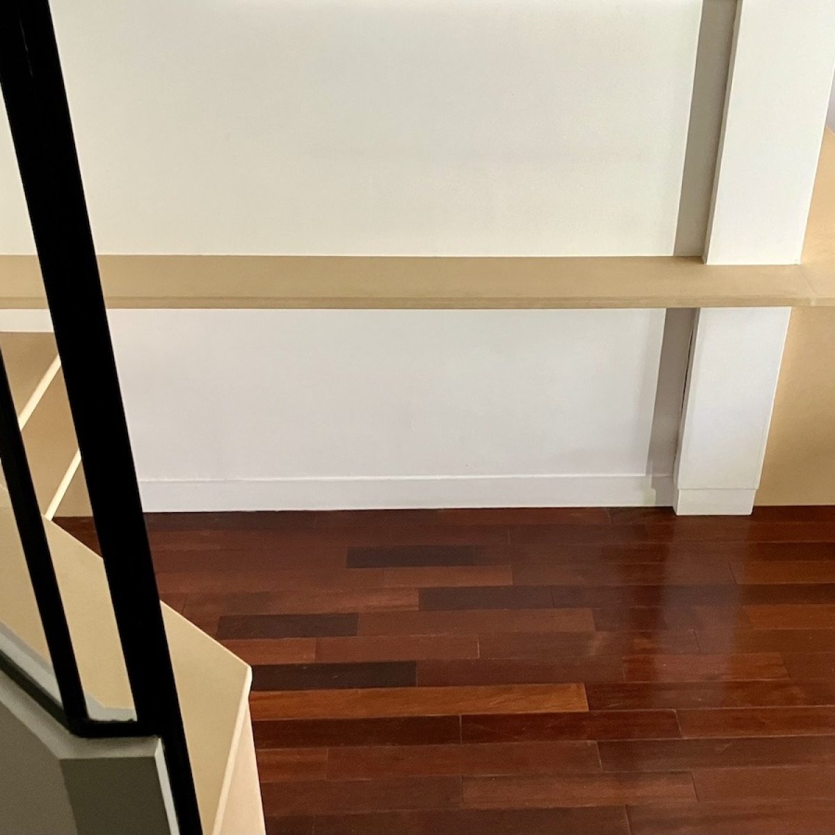 Vue depuis l’entrée montrant la verrière et l’agencement sur mesure du salon à La Garenne‑Colombes