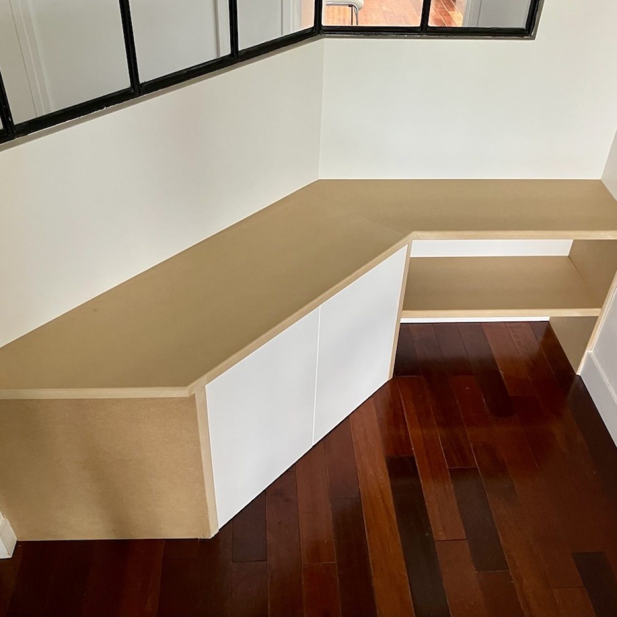 Banquette d'angle avec rangements et étagères sur mesure à La Garenne-Colombes