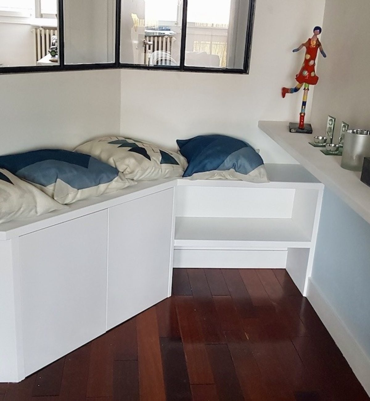 Banquette d’angle et étagère sur mesure mises en peinture à La Garenne‑Colombes
