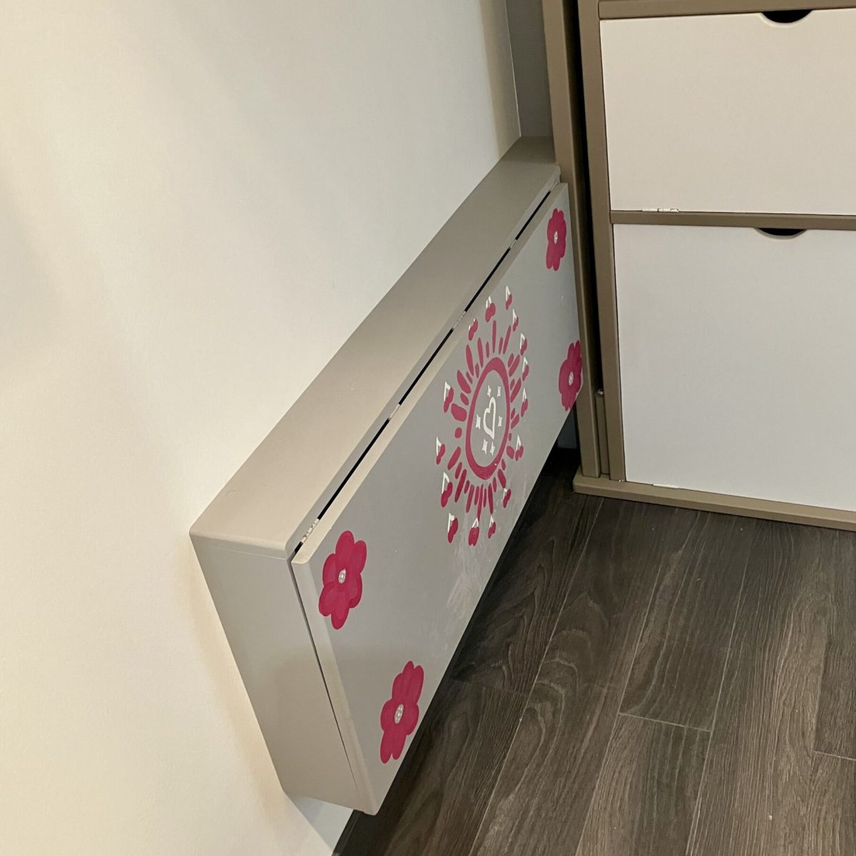 Bureau sur mesure intégré dans un lit mezzanine en position fermée à Bois-Colombes