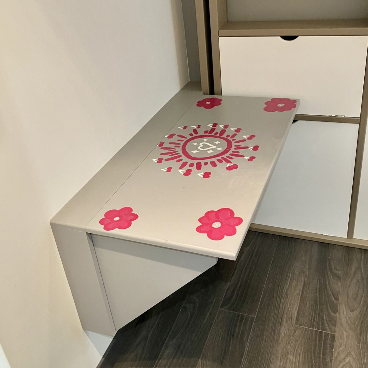 Exemple de bureau d'enfant sur mesure conçu par un menuisier-agenceur basé à Courbevoie.