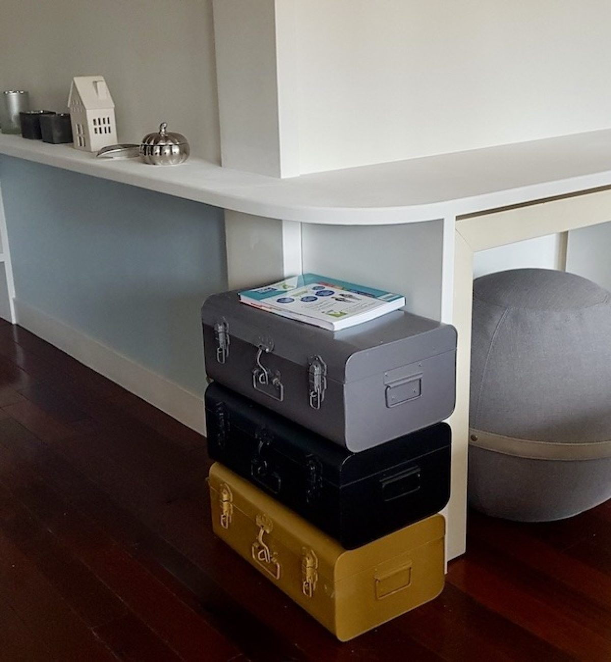 Bureau sur mesure avec étagères intégrées réalisé dans un appartement à La Garenne-Colombes