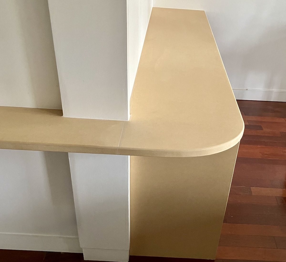 Bureau sur mesure avec angle arrondi et étagère intégrée à La Garenne‑Colombes