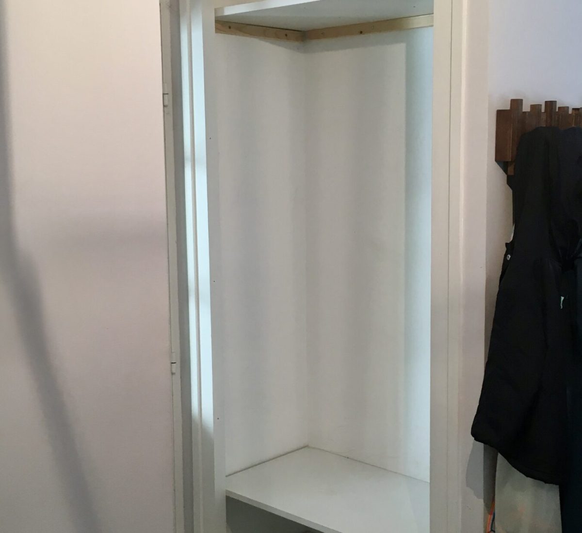 Vue du renfoncement et du dressing initial avant agencement.