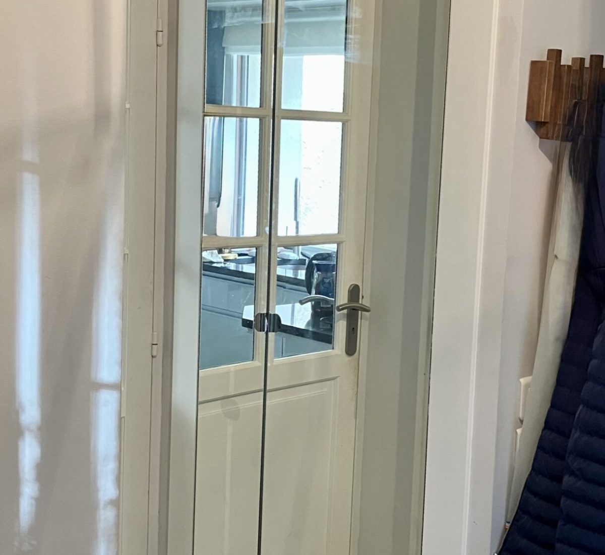Agencement semi-mesure : dressing IKEA pax encastré composé de portes miroir et finitions sur mesure, réalisé dans une entrée à Courbevoie.