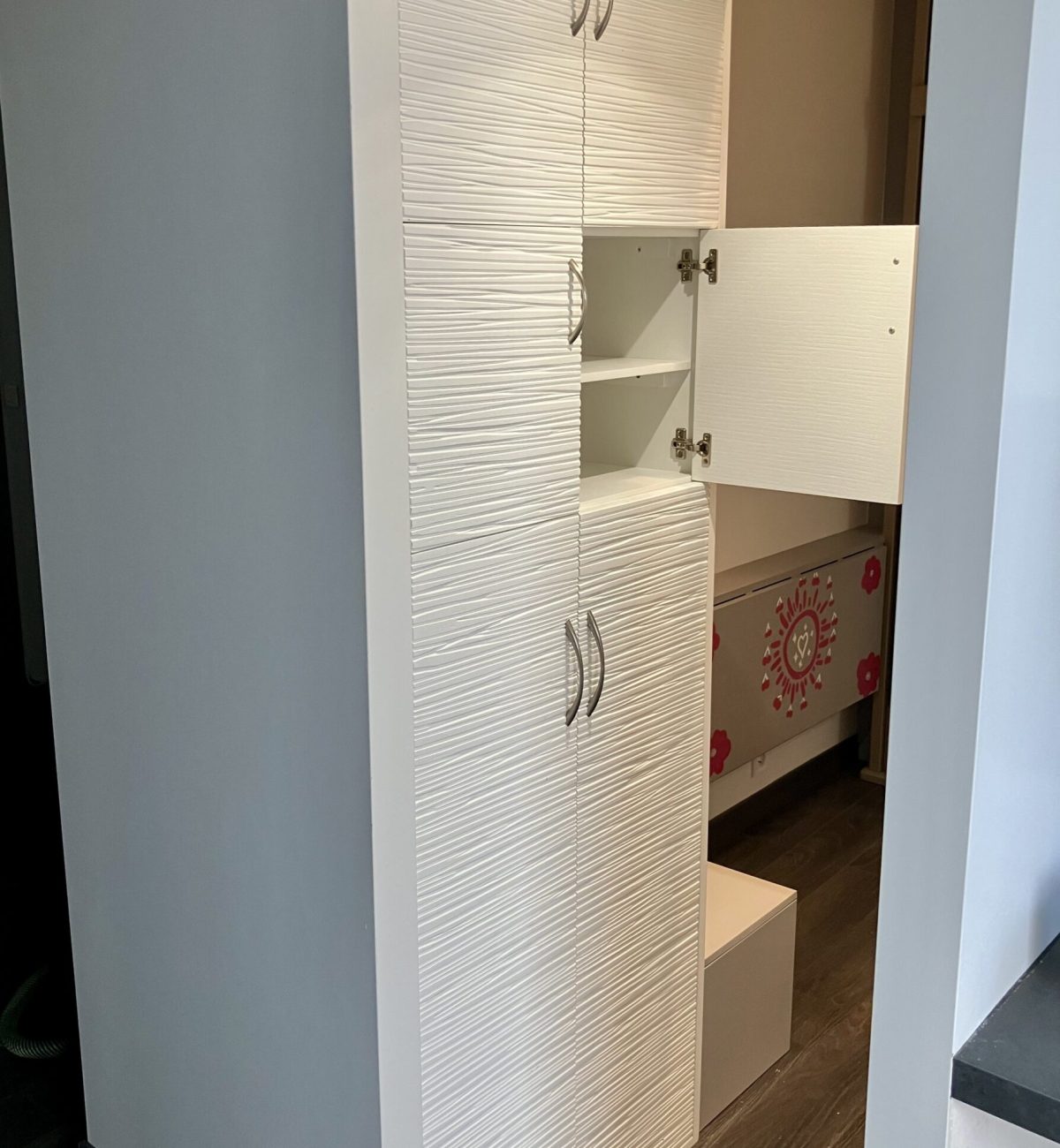 Dressing sur mesure ouvert avec rangements intégrés à Bois-Colombes