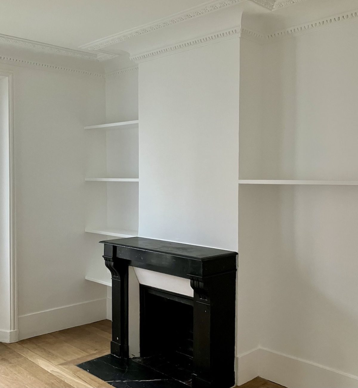 Étagères à fixations invisibles encastrées autour de la cheminée – chambre d’Asnières-sur-Seine