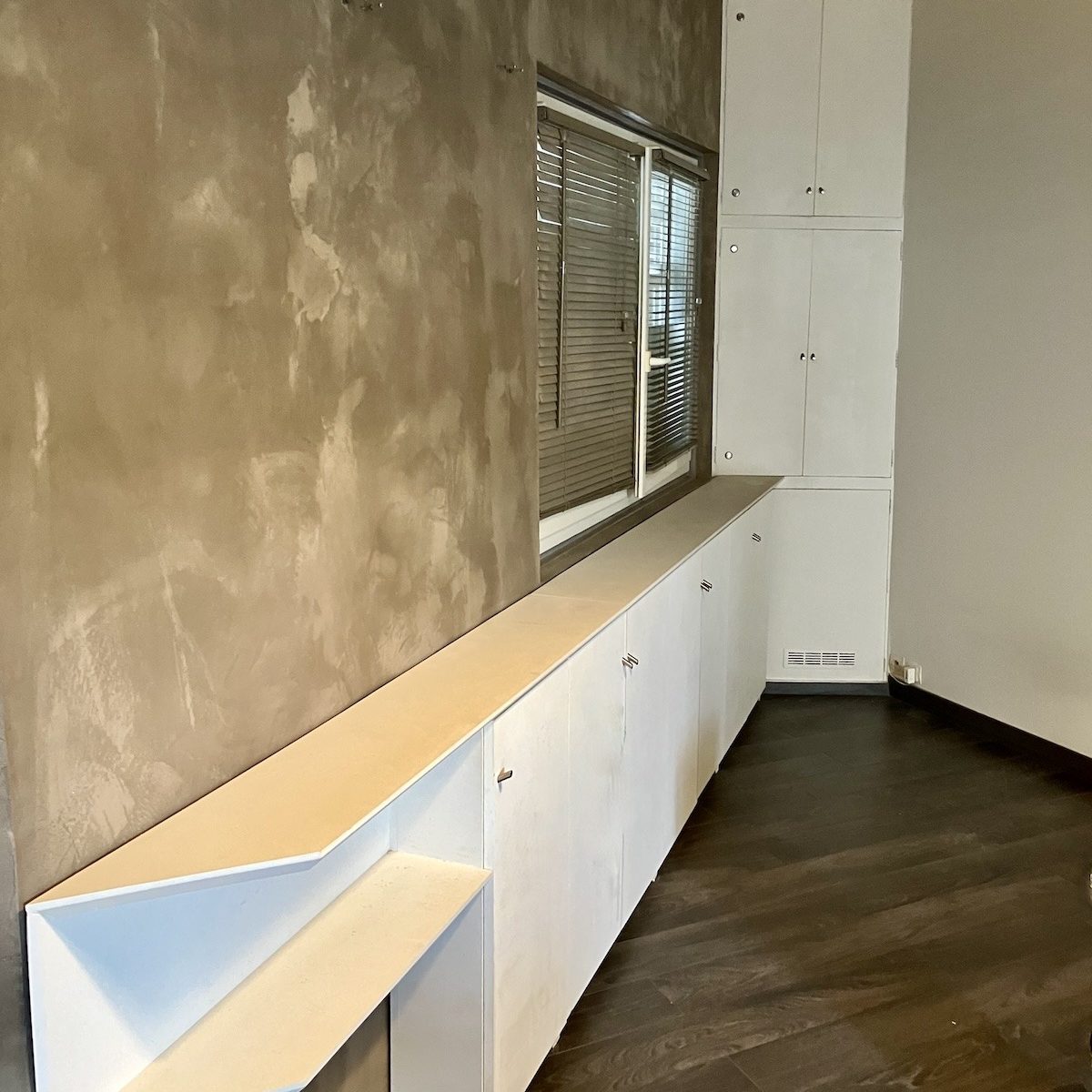 Meuble en enfilade et placards d’angle sur mesure dans le salon à Bois‑Colombes.
