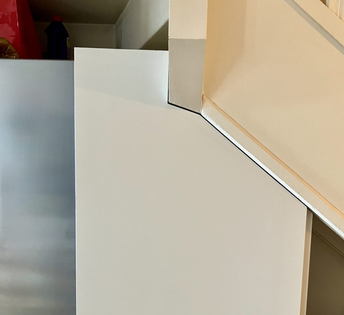 porte sur mesure intégrée sous un escalier réalisée à Courbevoie dans Hauts-de-Seine