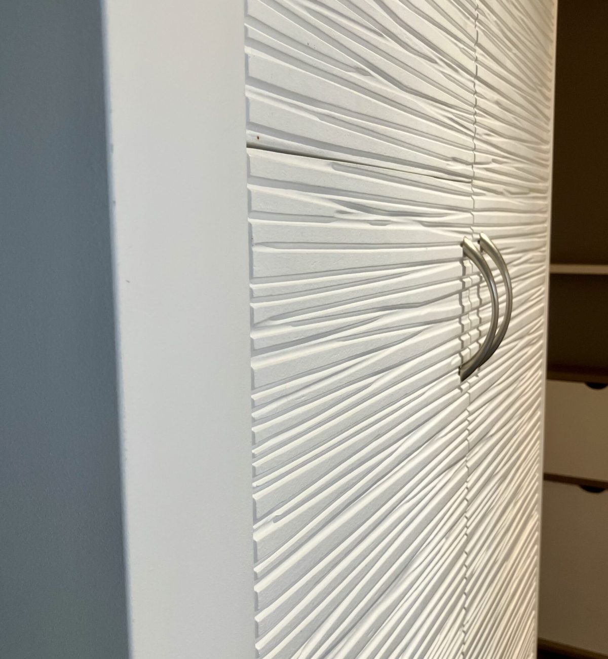 Détail des portes en bois sculptées du dressing sur mesure à Bois‑Colombes.