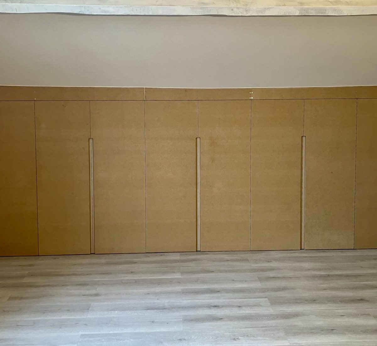 En semble des dressings sous pente équipée portes sur mesure avant leur finition peinture, dans une chambre mansardée à Croissy‑sur‑Seine.